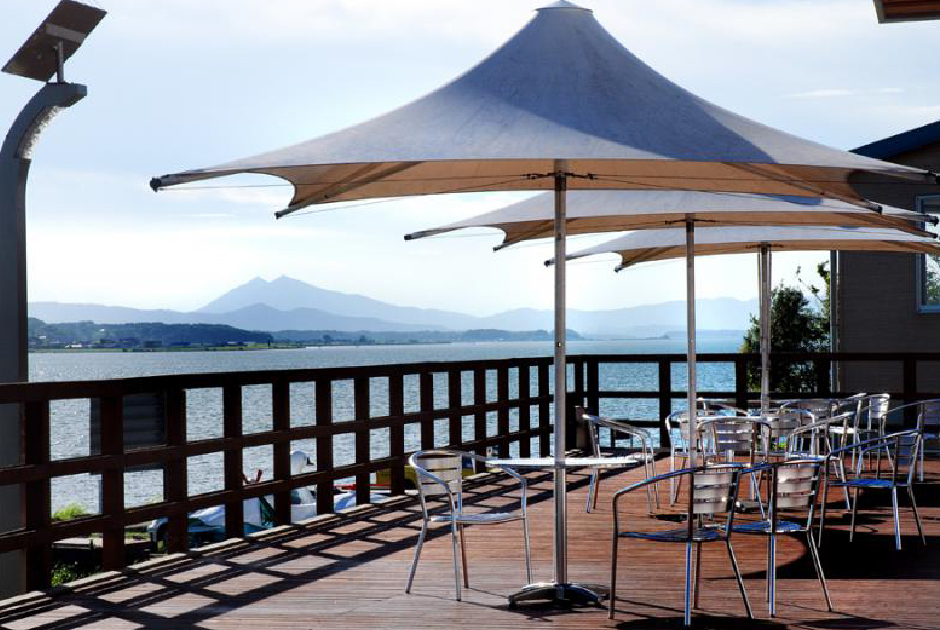 霞ヶ浦を望むテラス席